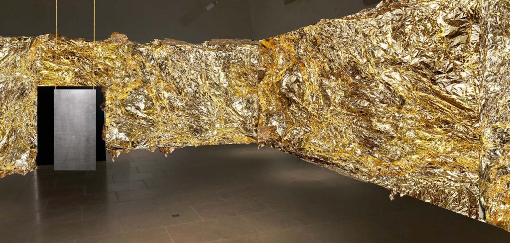 Oro Lucem, survival blanket, metal leaf, metal plate, electroacoustic music. ©Zad Moultaka Studio