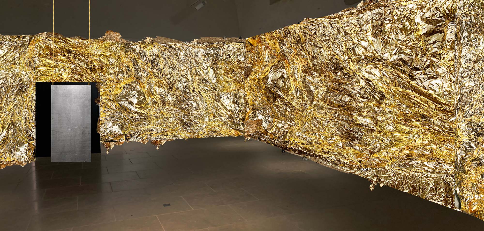 Oro Lucem, survival blanket, metal leaf, metal plate, electroacoustic music. ©Zad Moultaka Studio